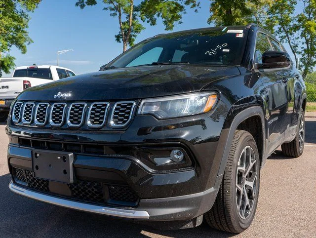 New 2026 Diamond Black Crystal Pearl-Coat Exterior Paint Jeep Limited image 2