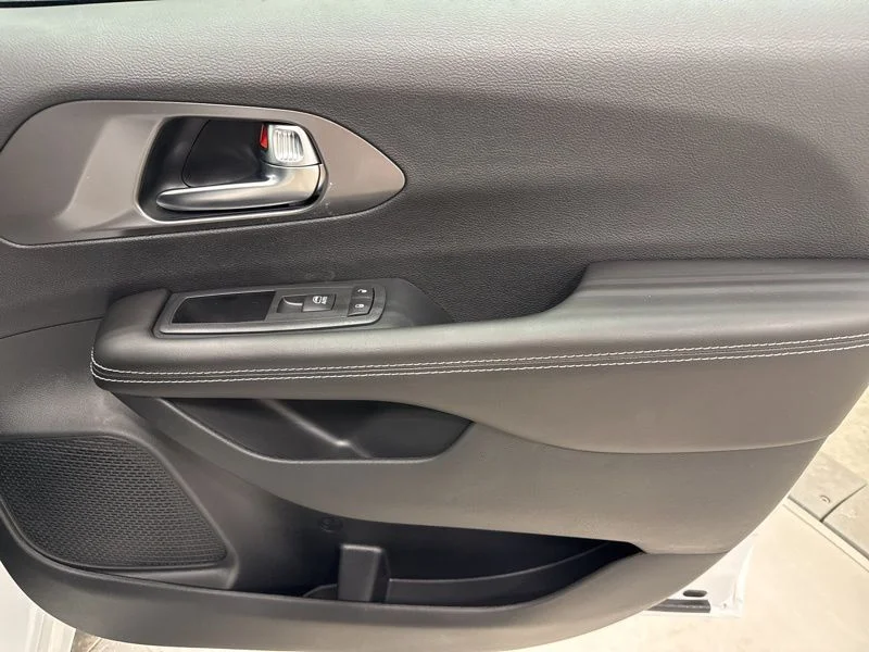 2026 Chrysler Pacifica Select - Photo 16