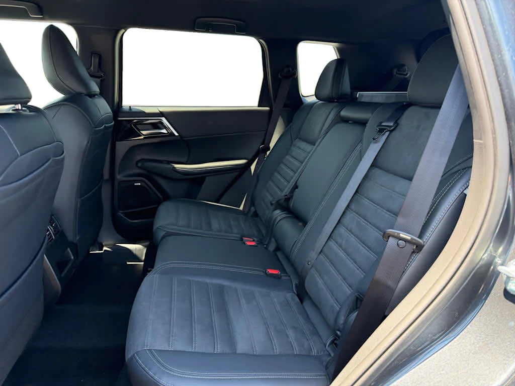 New 2026 Graphite Gray Mitsubishi LE image 11