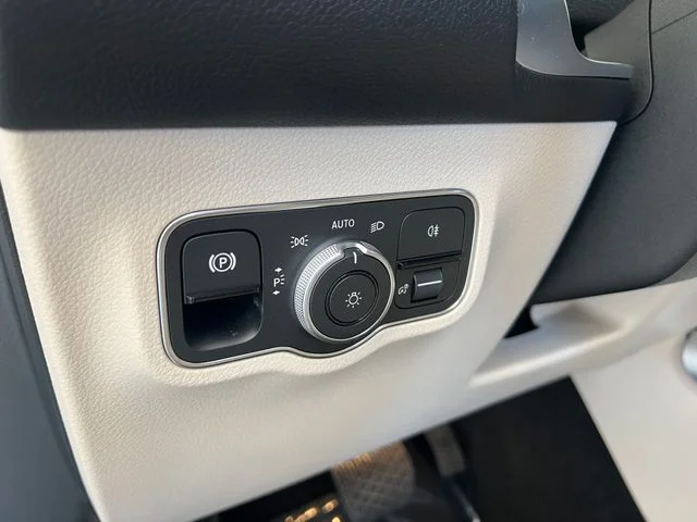 Used 2025 Polar White Mercedes-Benz 300 image 34