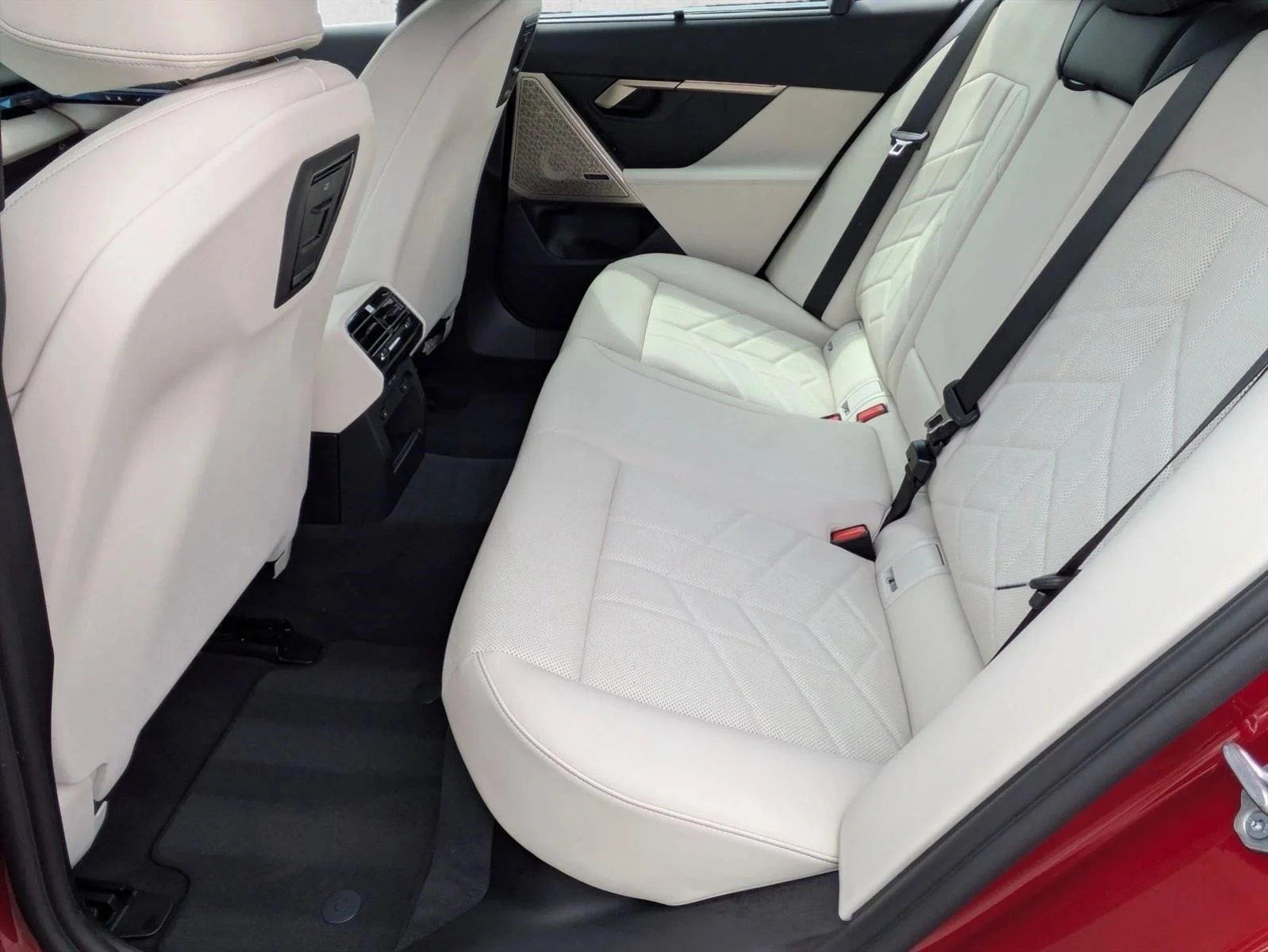 2025 BMW i5 M60 - Photo 19