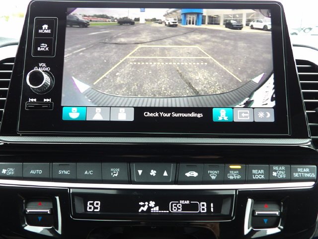 Certified Used 2025 Solar Silver Metallic Honda Touring image 30
