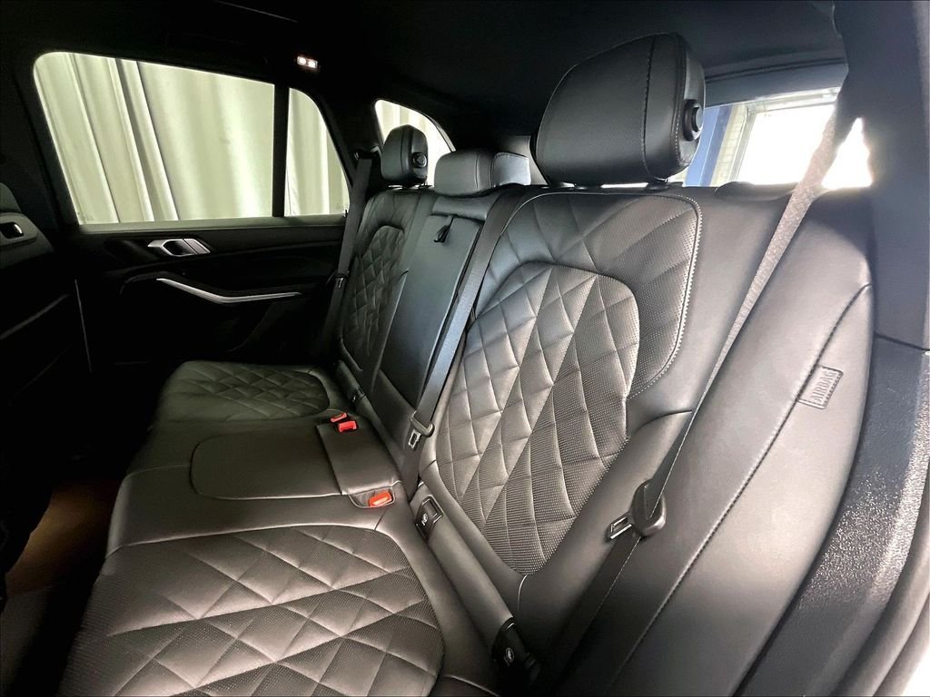 Used 2025 White BMW xDrive40i image 15