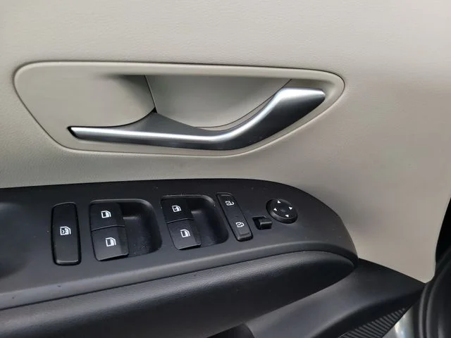 Used 2022 Gray Hyundai SE image 16