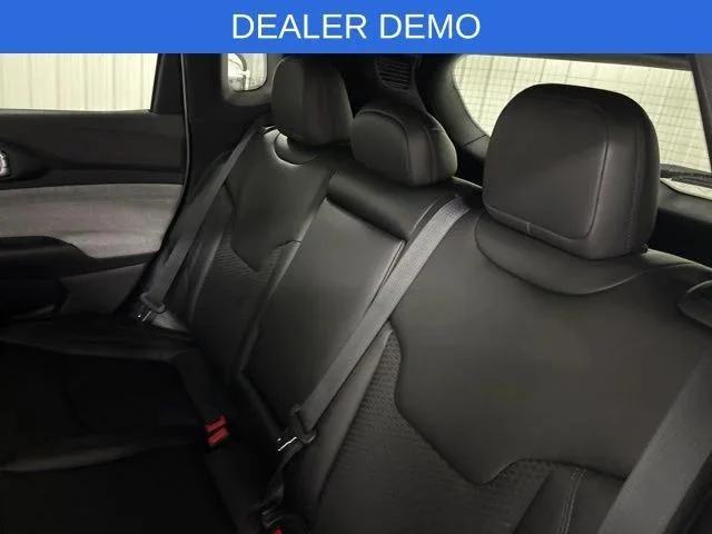 New 2026 Bright White Clear-Coat Exterior Paint Jeep Latitude image 25