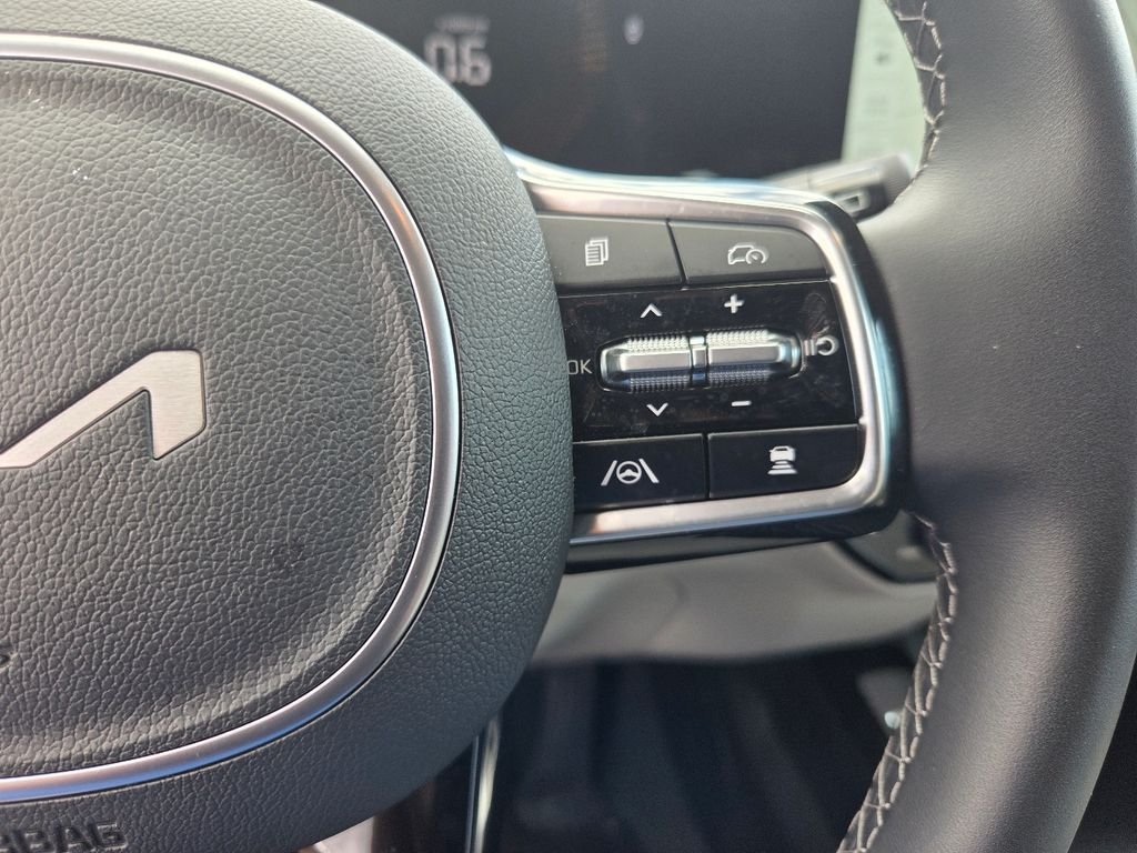 Used 2025 Black Kia S image 22