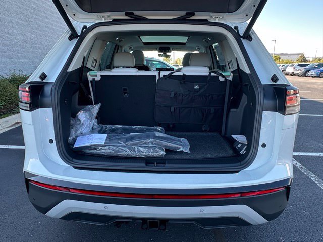 New 2027 White Volkswagen SE w/Technology image 16