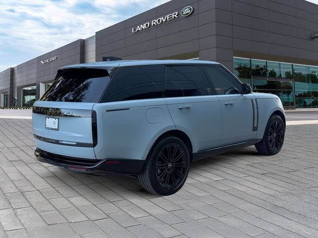 Used 2025 White Land Rover SE image 5