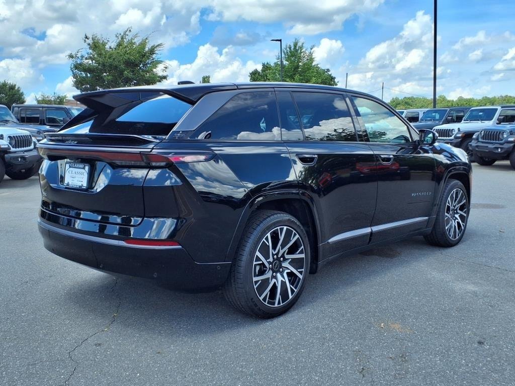 New 2025 Diamond Black Crystal Pearl-Coat Exterior Paint Jeep Limited image 19