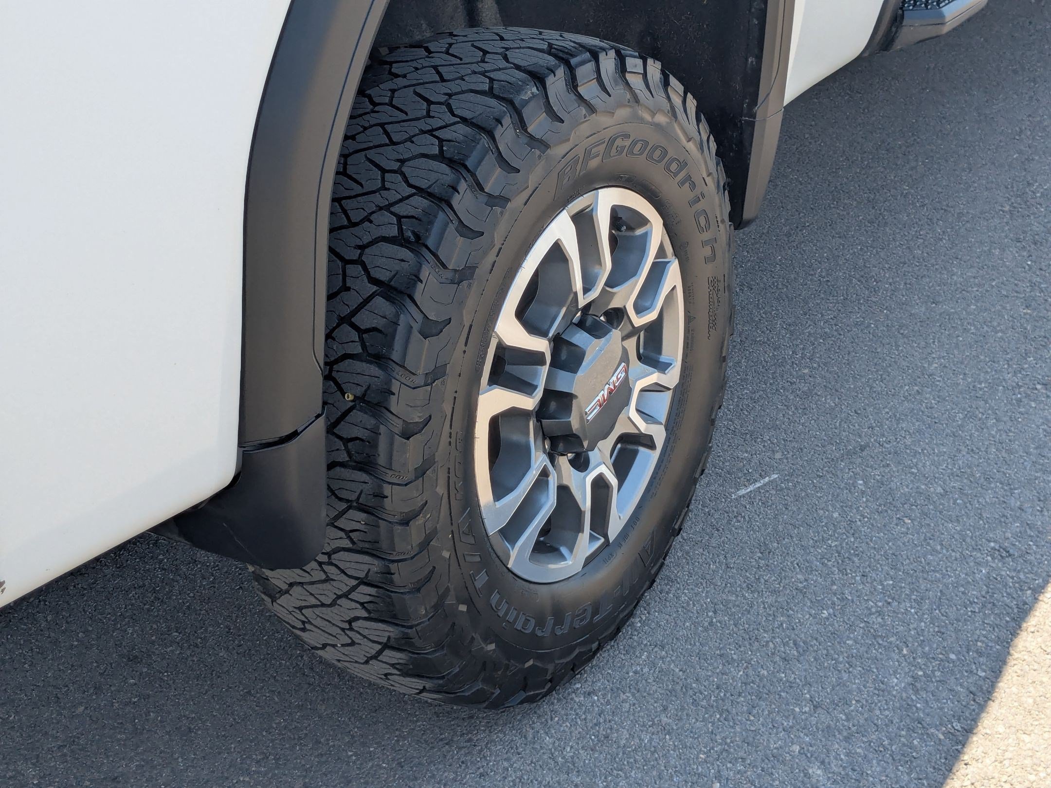Used 2023 SUMMIT WHITE GMC SLT image 12