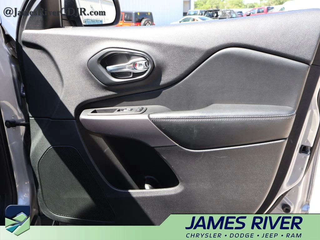Used 2021 Silver Jeep Latitude Lux image 8