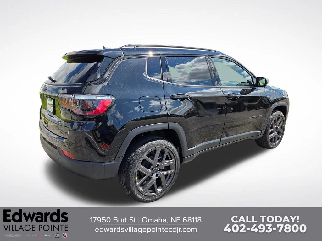 New 2026 Diamond Black Crystal Pearlcoat Jeep Limited image 3