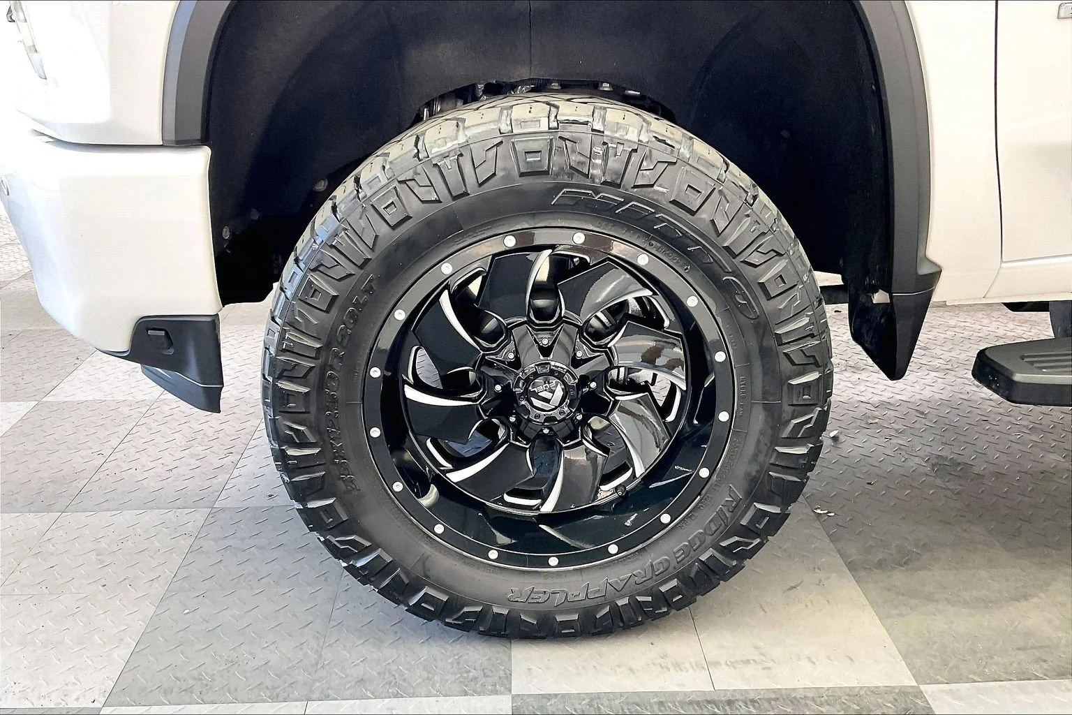 Used 2022 Iridescent Pearl Tricoat Chevrolet High Country image 8