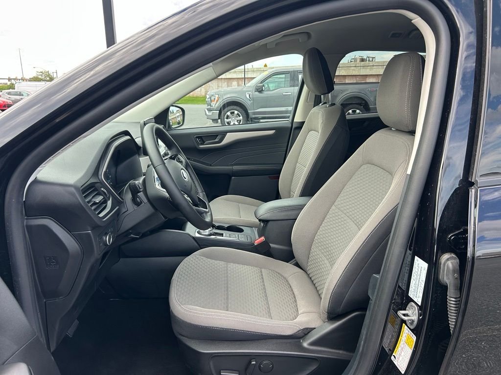 Used 2022 Black Ford SE image 9