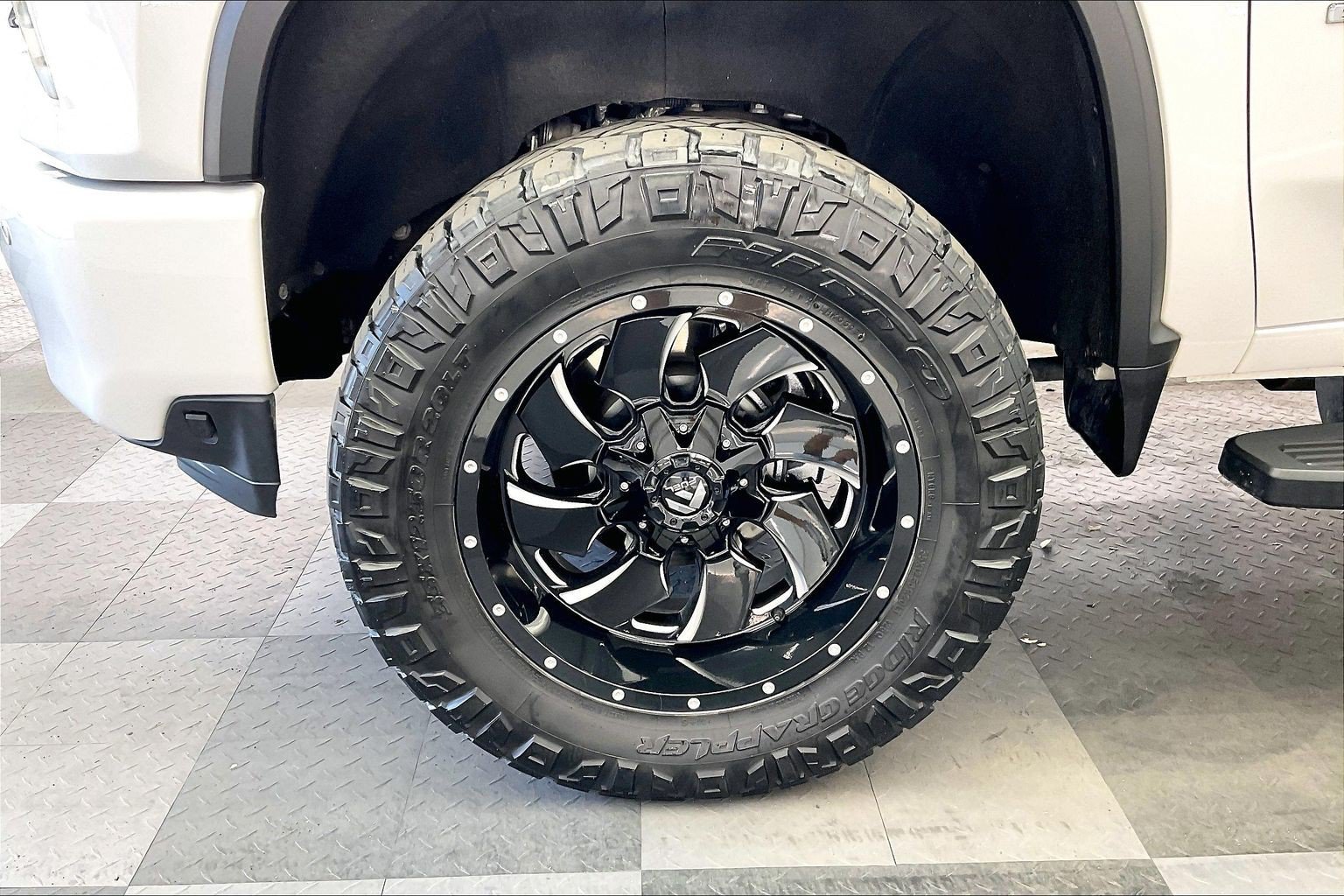 Used 2022 Iridescent Pearl Tricoat Chevrolet High Country image 8