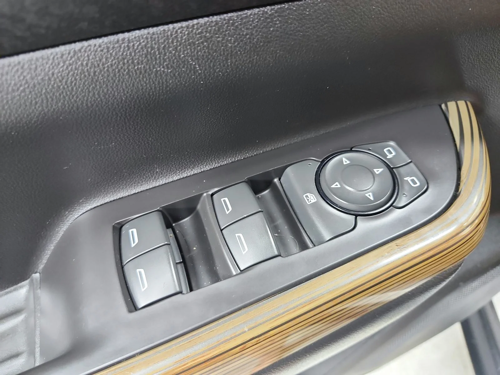 Used 2018 Silver GMC SLE-2 image 32