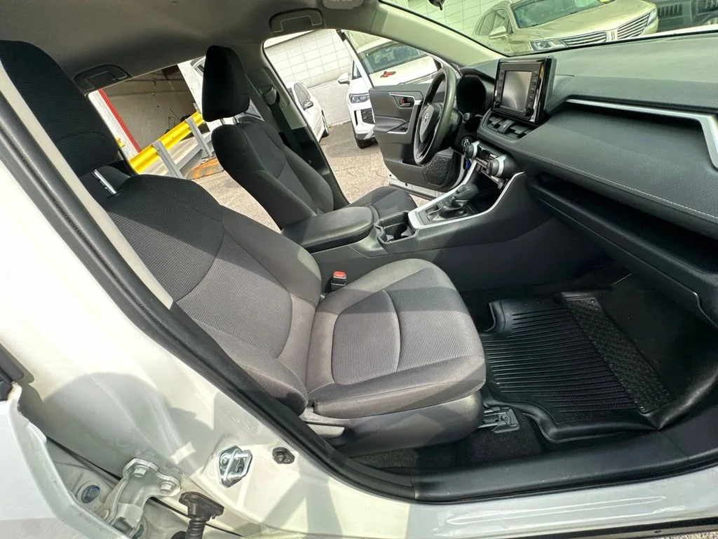 Used 2019 White Toyota LE image 33