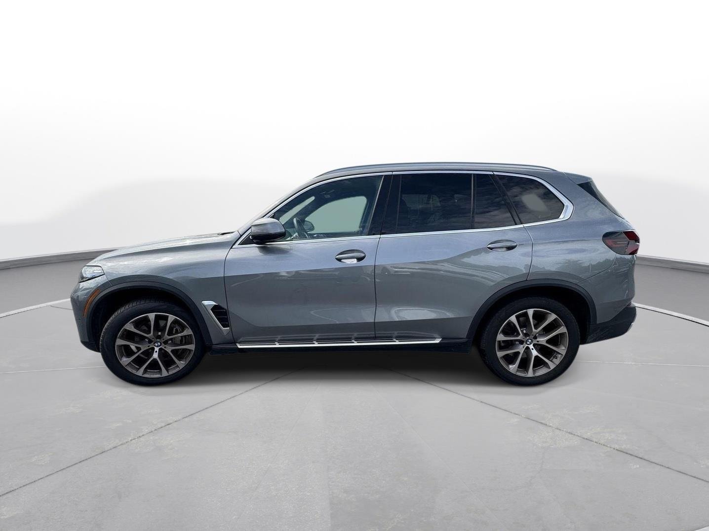 Used 2026 Skyscraper Grey Metallic BMW xDrive40i image 9