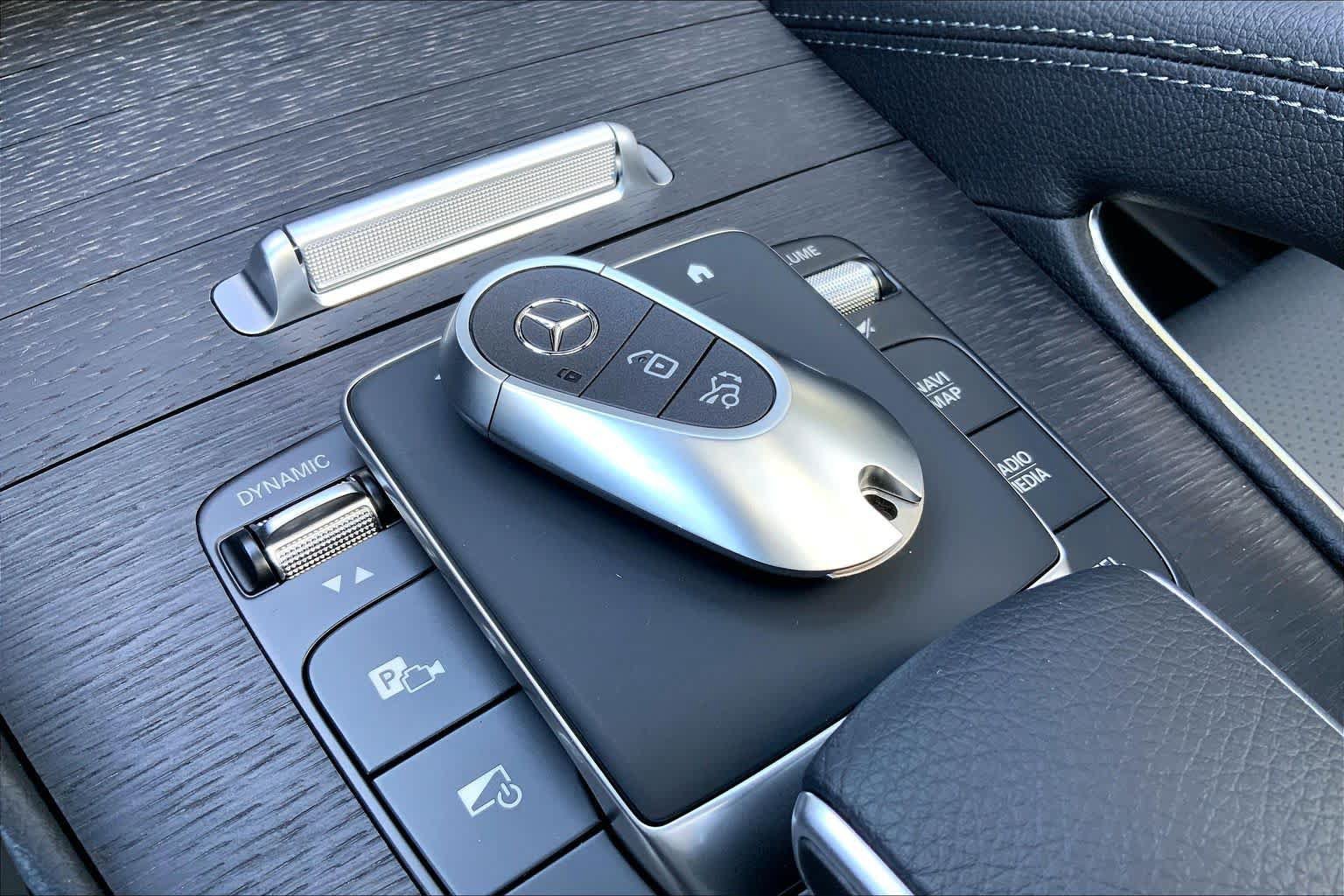New 2027 MANUFAKTUR Moonlight White Metallic Mercedes-Benz GLE 450 image 21