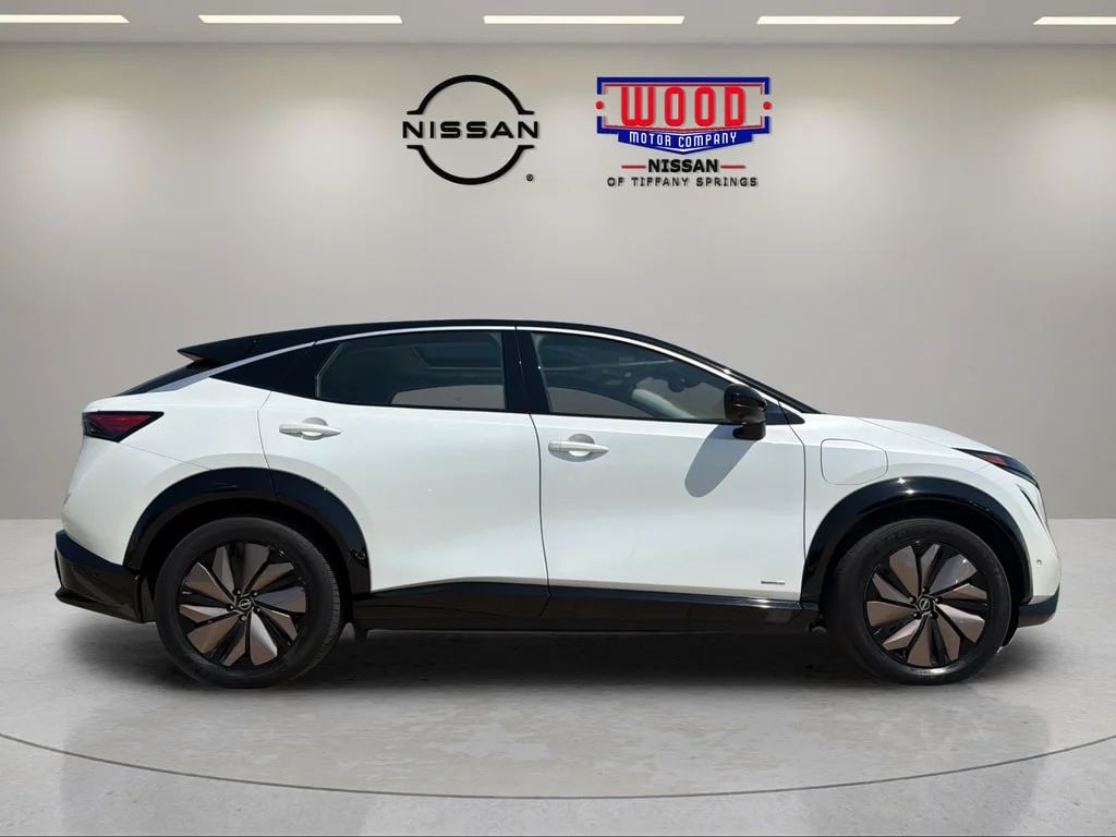 Used 2023 Everest White Pearl Tricoat Black Diamond Pearl Nissan Premiere image 2