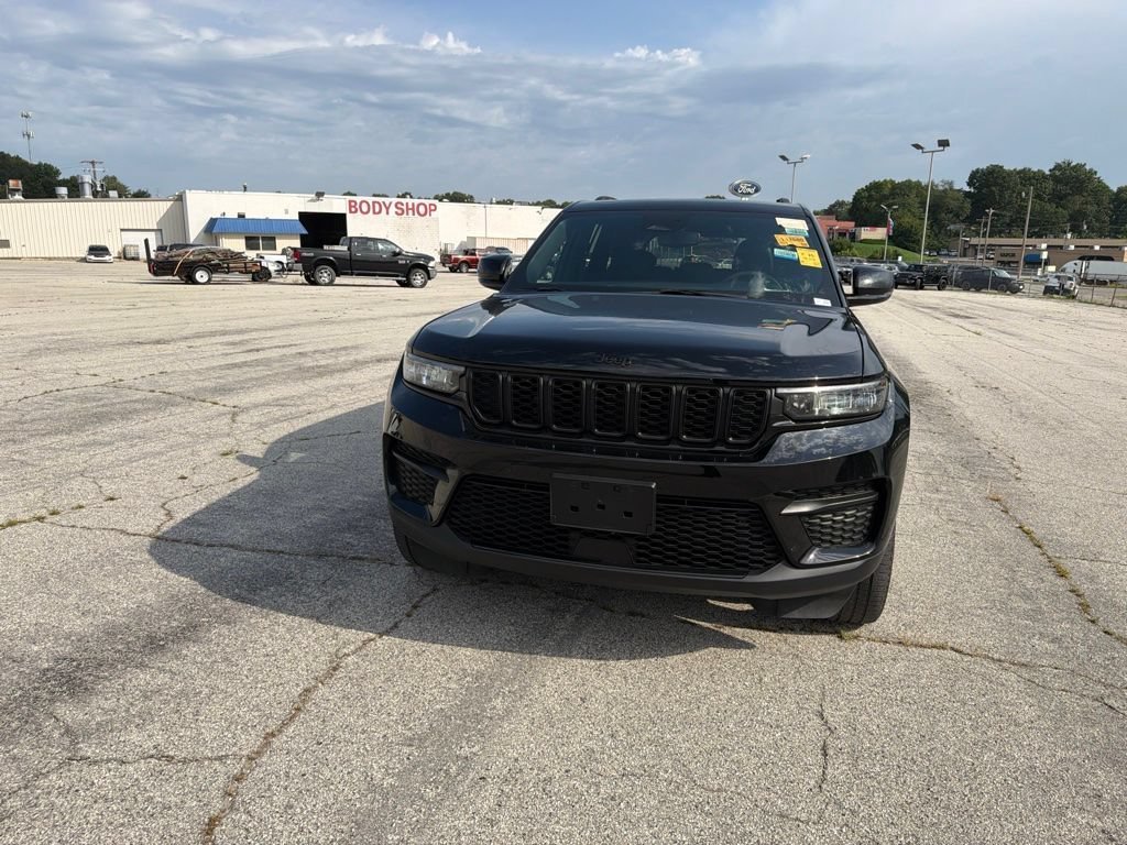 Used 2023 Diamond Black Jeep Altitude image 8