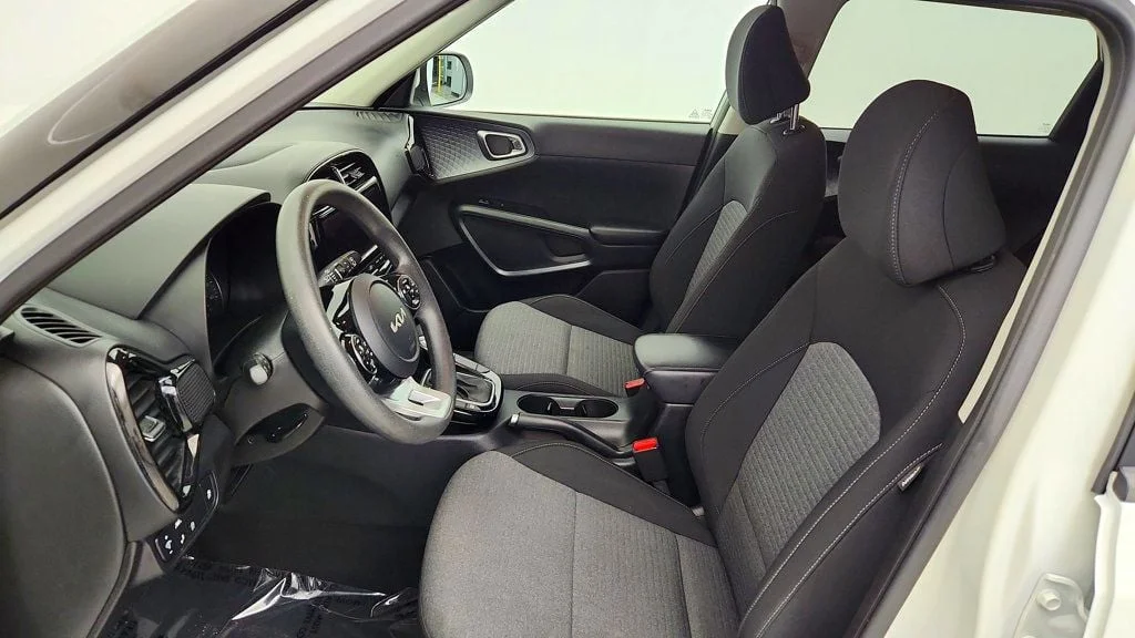 Used 2022 Snow White Pearl Kia S IVT image 18