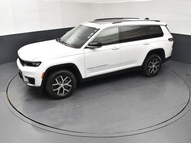 Used 2023 White/off-white Jeep Limited image 15