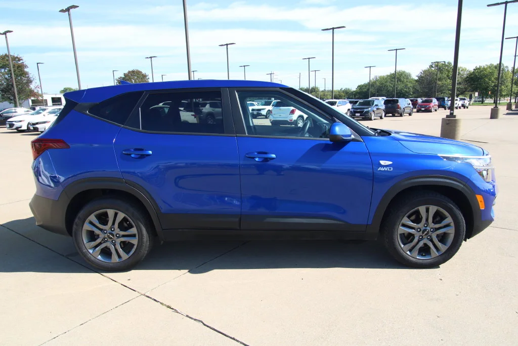 Used 2022 Neptune Blue Kia LX image 4