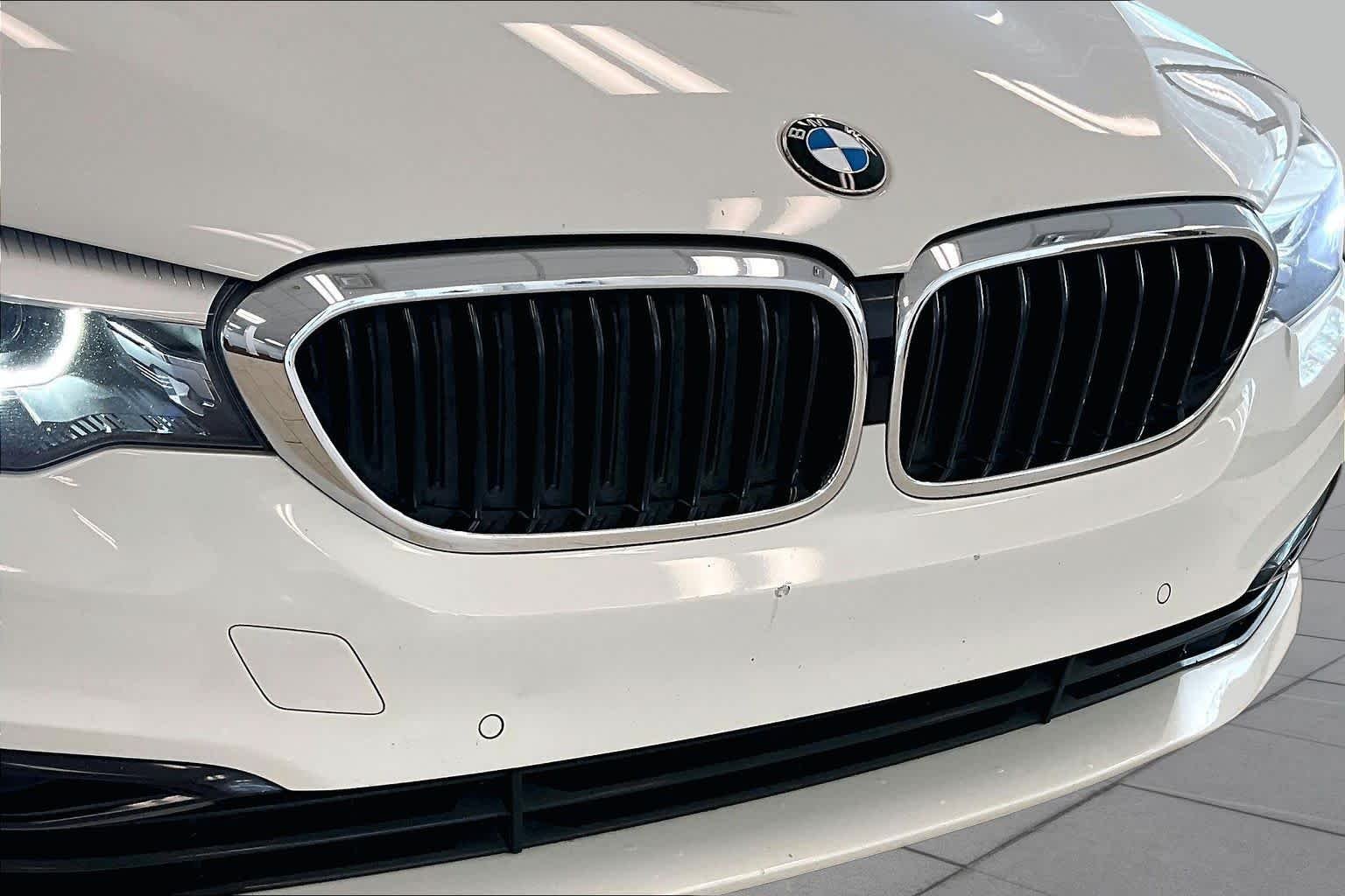 Used 2019 Alpine White BMW 540i image 27