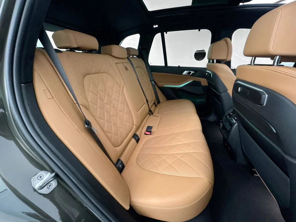 Used 2024 Green BMW M60i image 27
