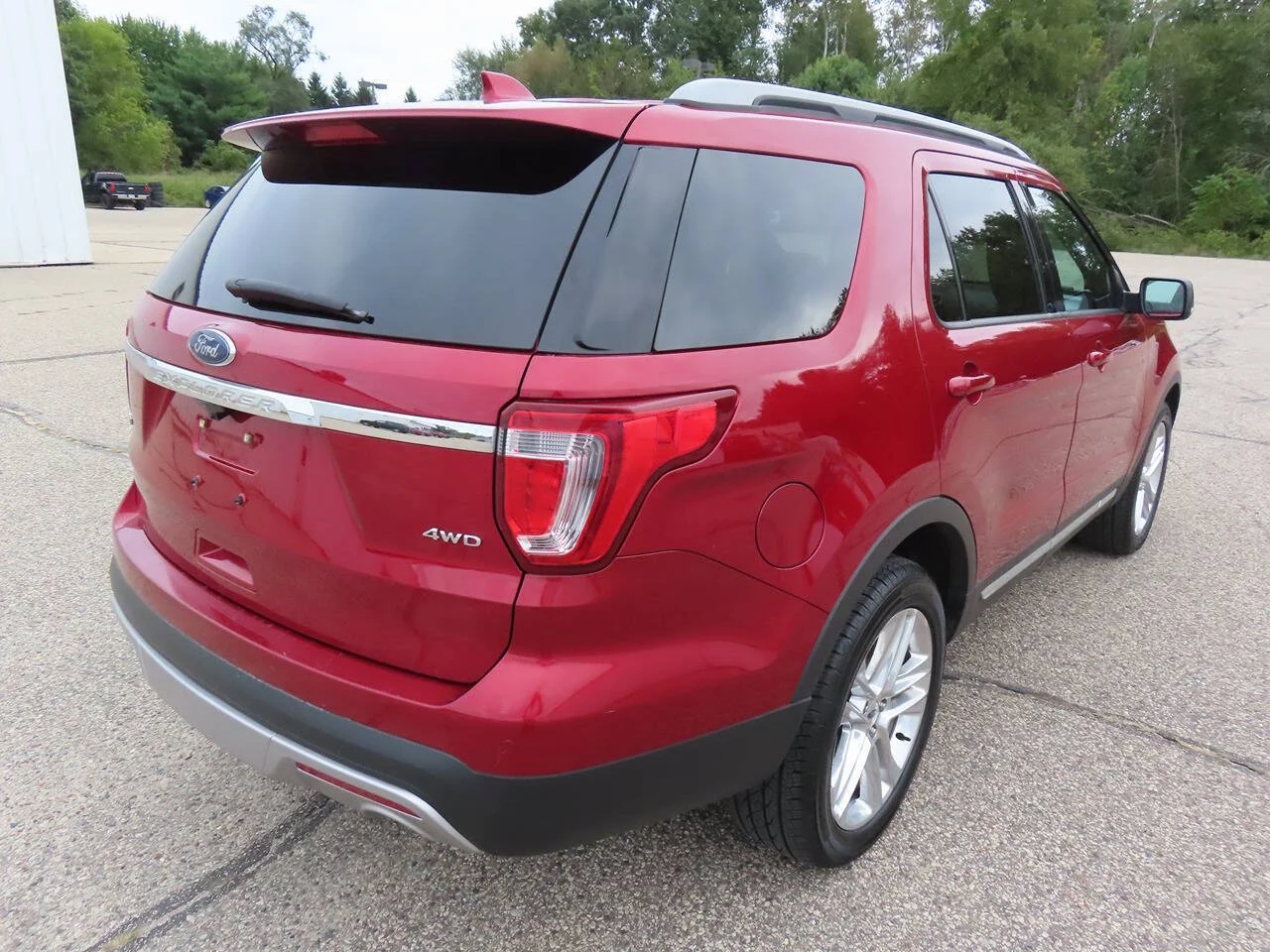 Used 2017 Ruby Red Metallic Tinted Clearcoat Ford XLT AWD 4dr SUV image 4