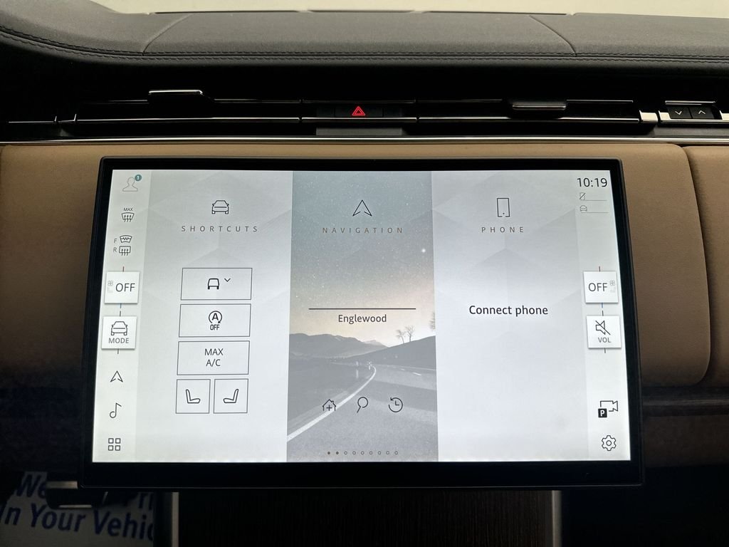 Used 2024  Land Rover SE image 18