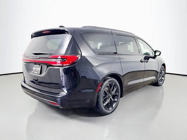 New 2026 Diamond Black Crystal Pearl-Coat Exterior Paint Chrysler Select image 7