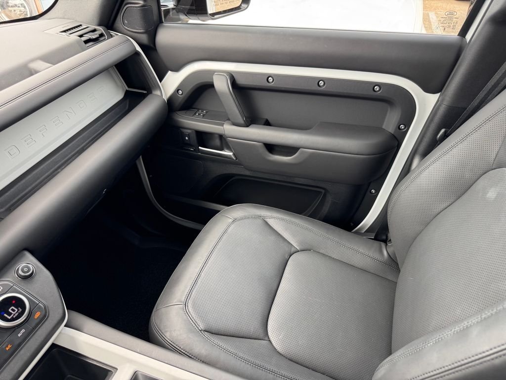 Used 2025  Land Rover S image 30