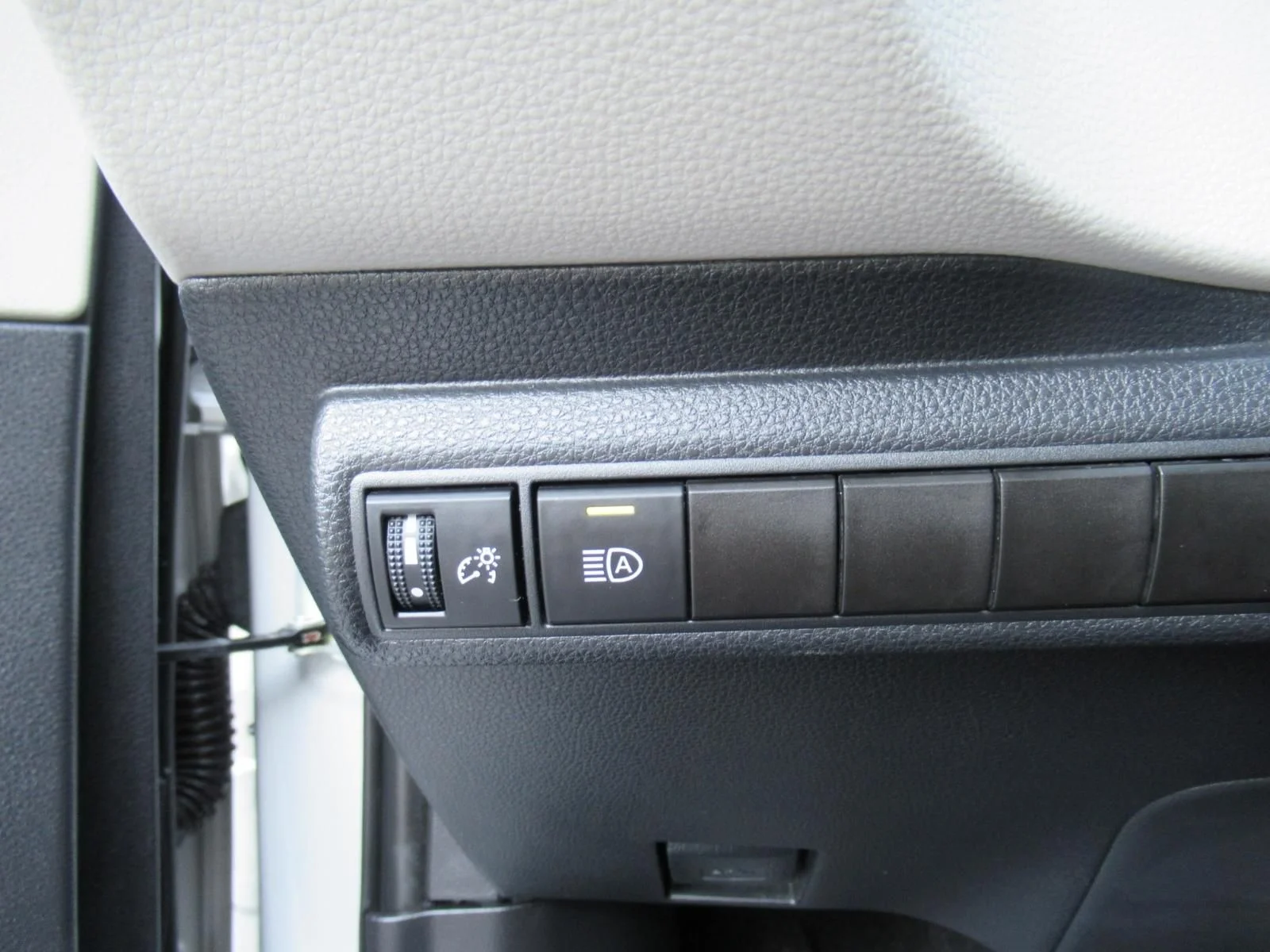 Used 2022 Silver Toyota LE image 21