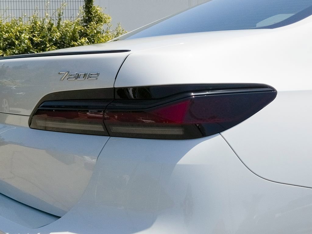 New 2026 Mineral White Metallic BMW 750e xDrive image 5