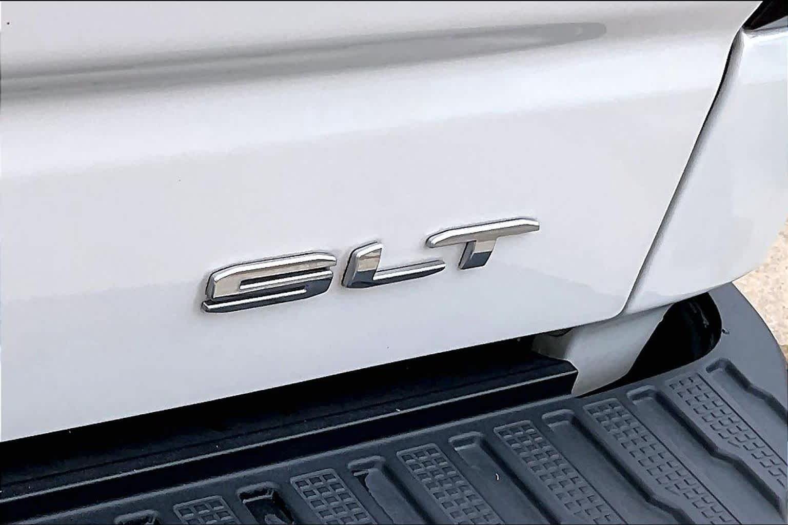 Used 2022 White Frost Tricoat GMC SLT image 10