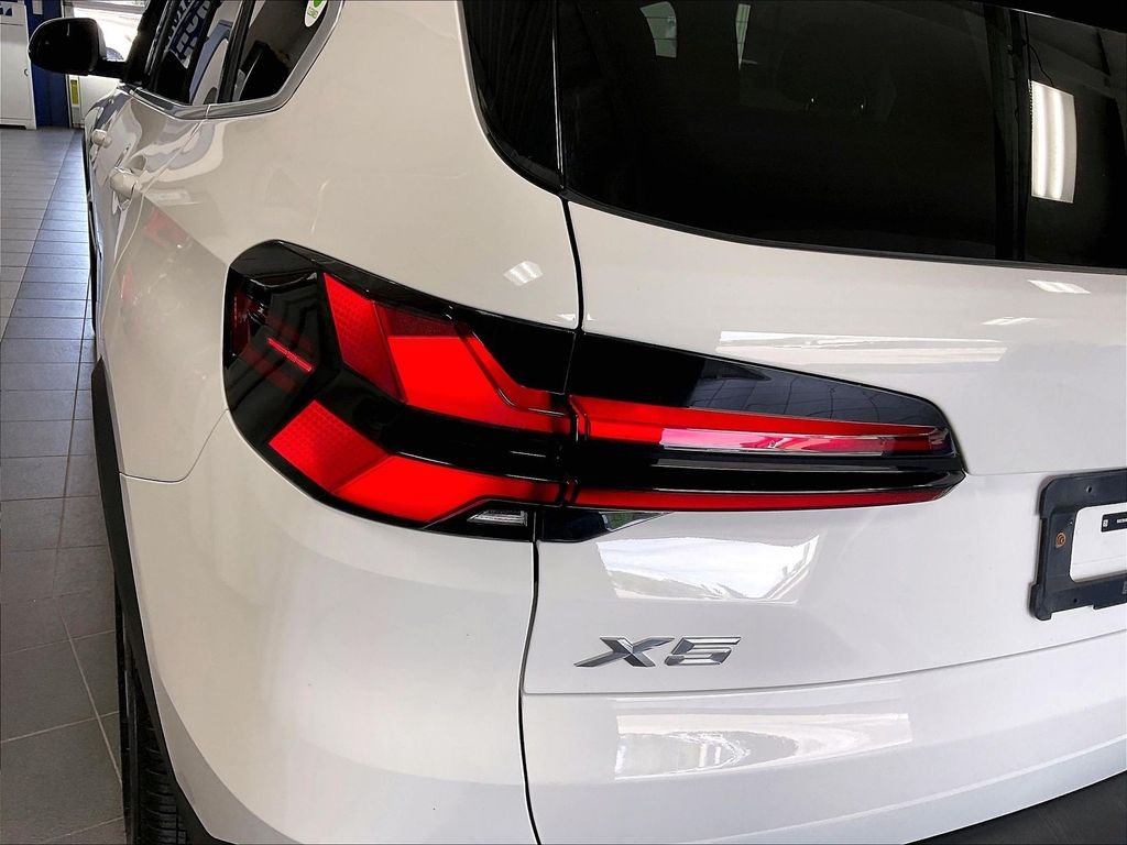 Used 2026 White BMW xDrive40i image 34
