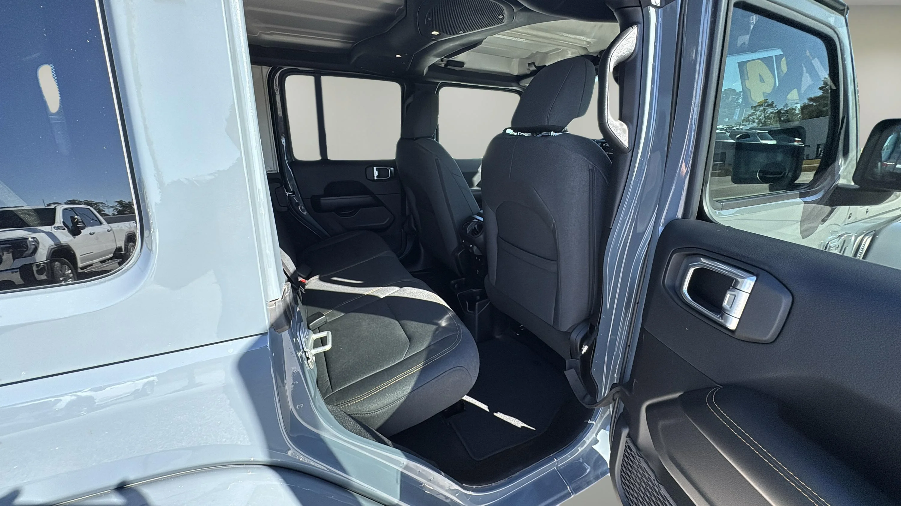 Used 2024 Anvil Clear Coat Jeep Sahara image 14