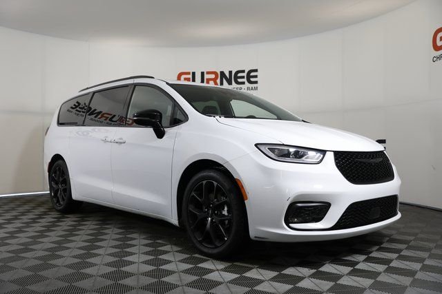 Used 2025 Chrysler Pacifica Limited with VIN 2C4RC1GG0SR520442 for sale in Rochester, Minnesota