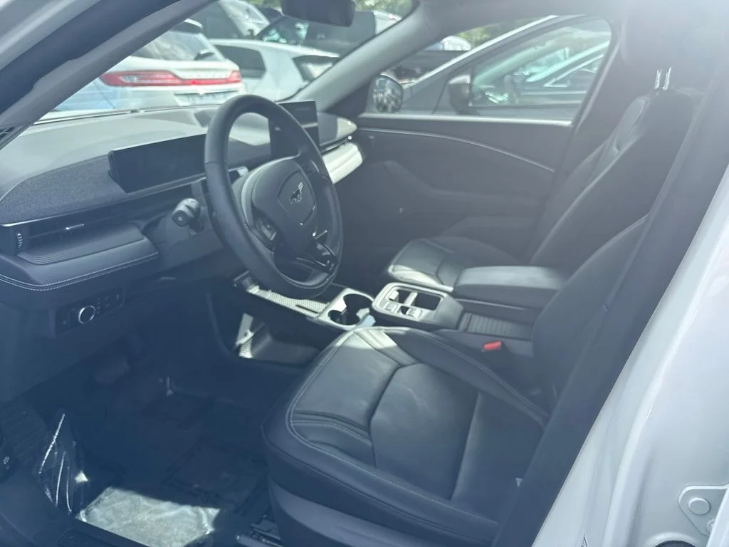 Used 2025 White Ford Premium image 3
