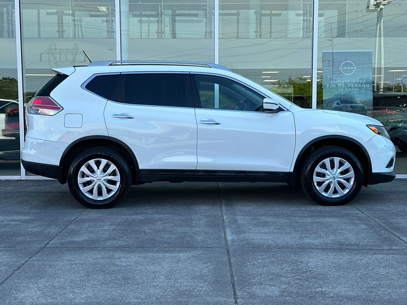 Used 2016 Glacier White Nissan S image 2