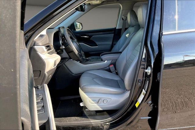 Used 2022 Black Toyota XLE image 23