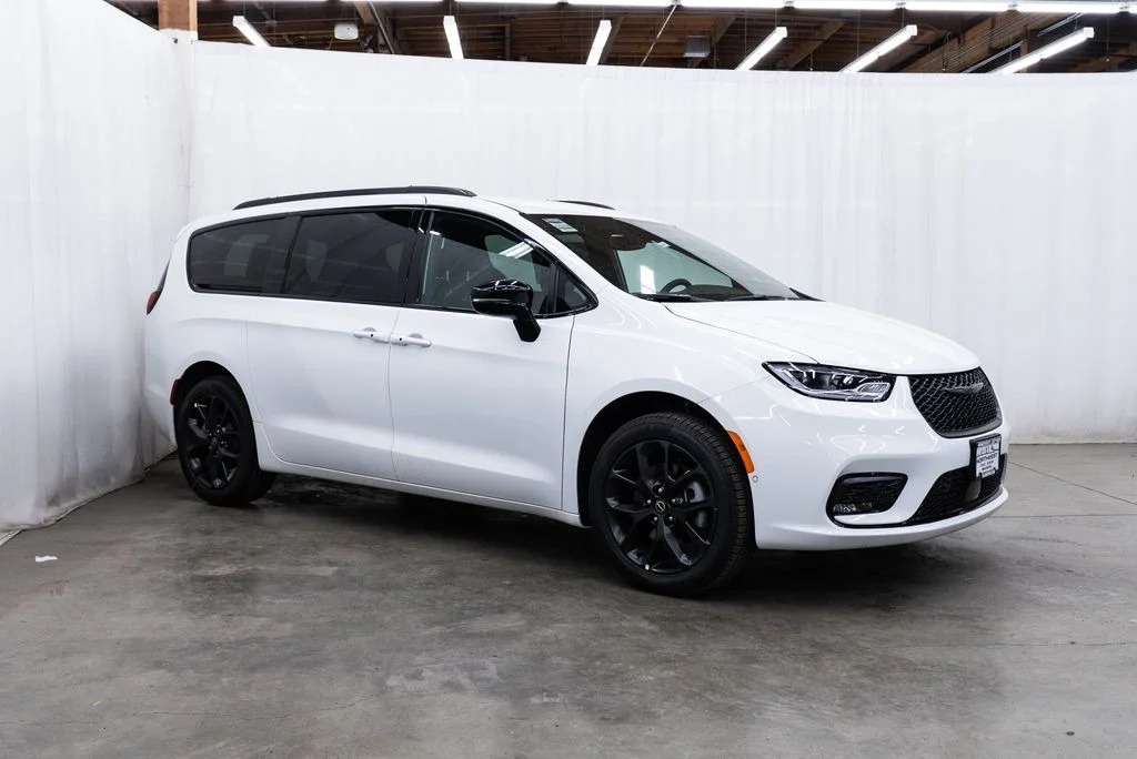 2026 Chrysler Pacifica Select AWD's photo