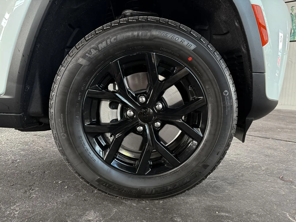 New 2026 White/off-white Jeep Laredo image 5