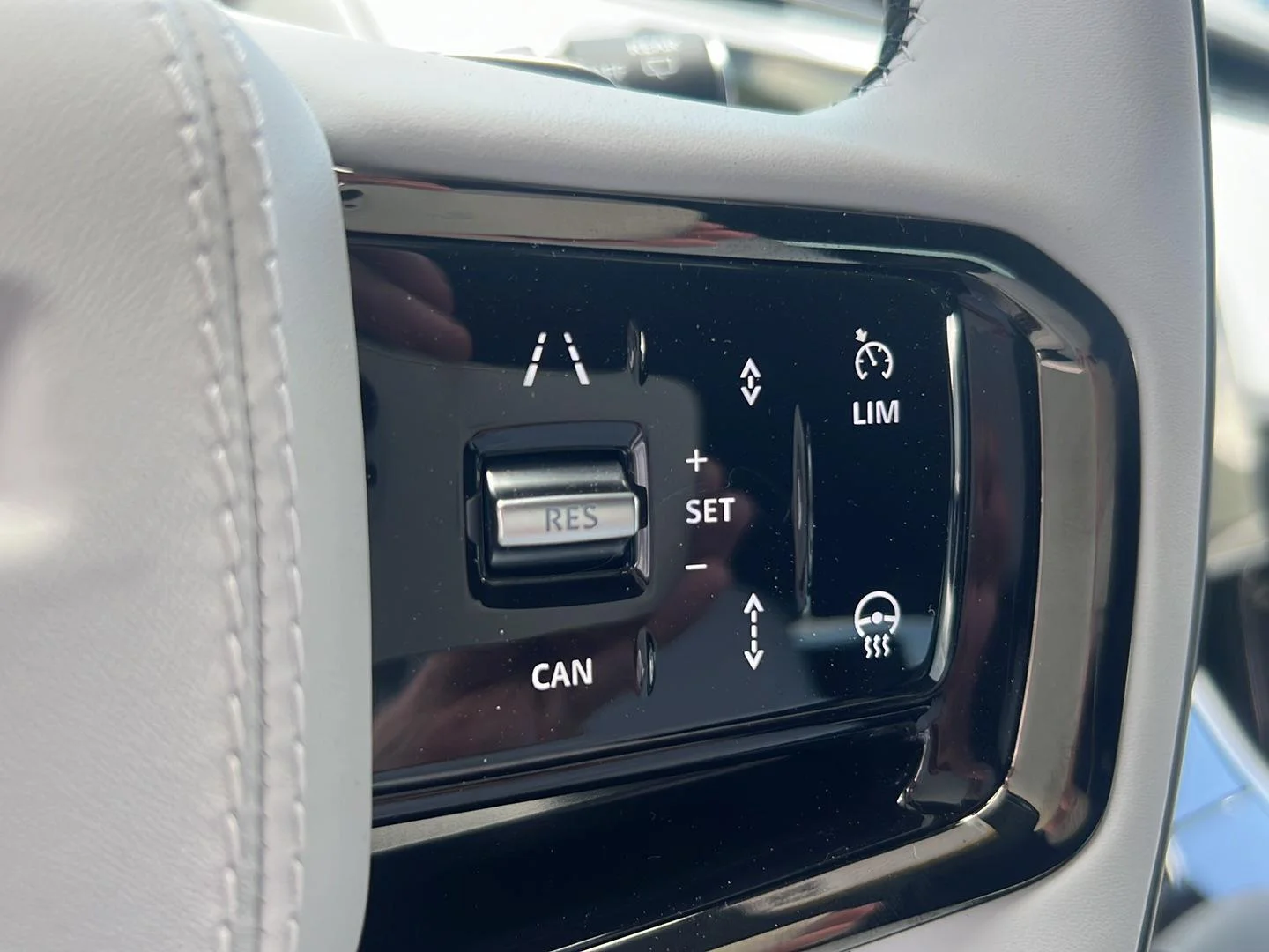 New 2026 Constellation Blue SV Bespoke Ultra Metallic Gloss Land Rover Dynamic SE image 13