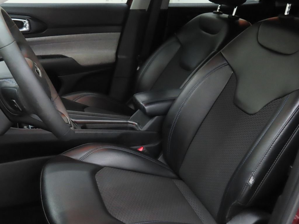 Used 2022 Red Jeep Latitude image 9