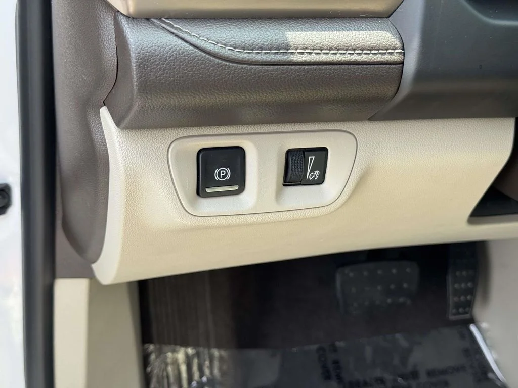 Used 2017 White GMC Denali image 29