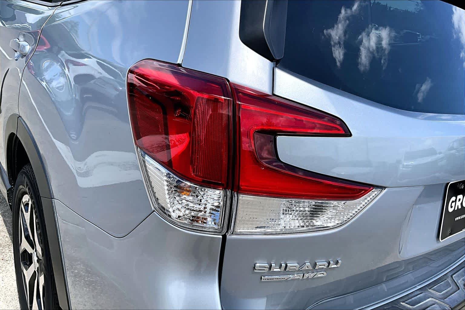 Used 2021 Ice Silver Metallic Subaru Premium image 27