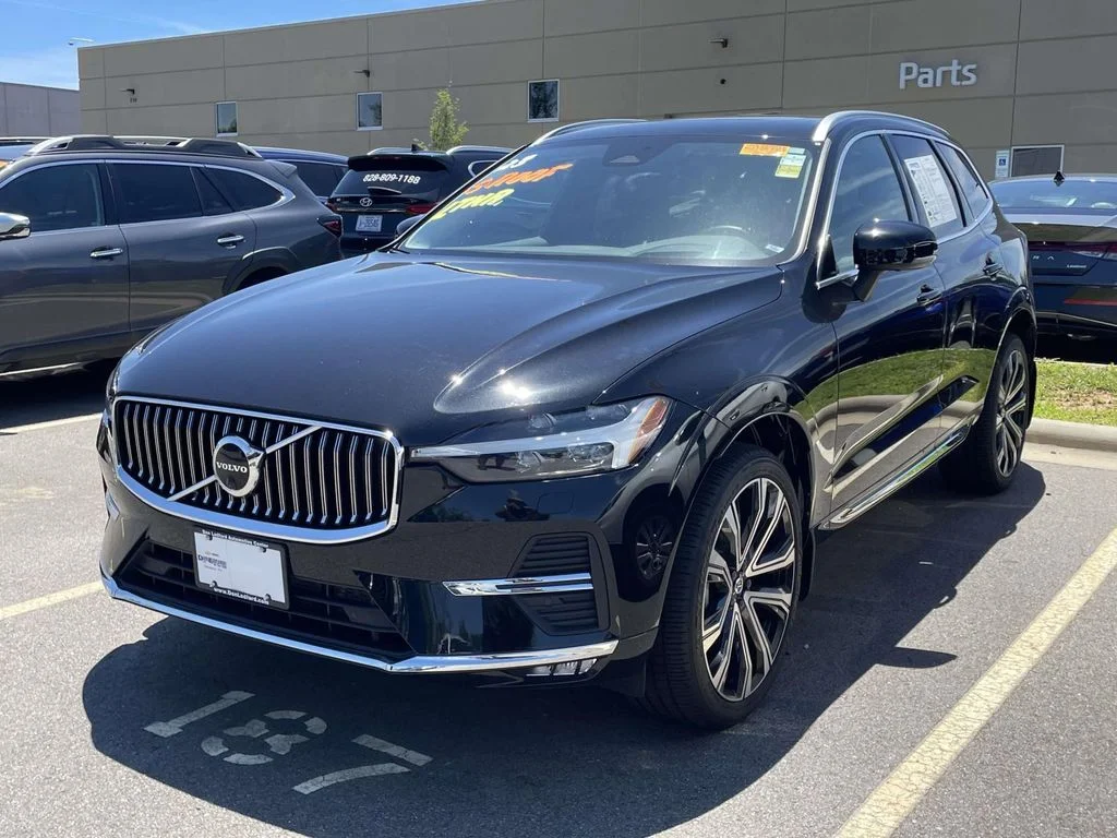 Used 2023 Onyx Black Metallic Volvo Ultimate Bright Theme image 2